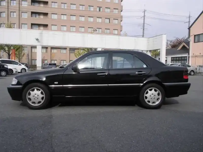 カタログ画像：Ｃクラス（C-CLASS） Ｃ２８０ 1999年10月 GF-202029 2800cc エメラルドブラック 燃費9.0km / l  外装