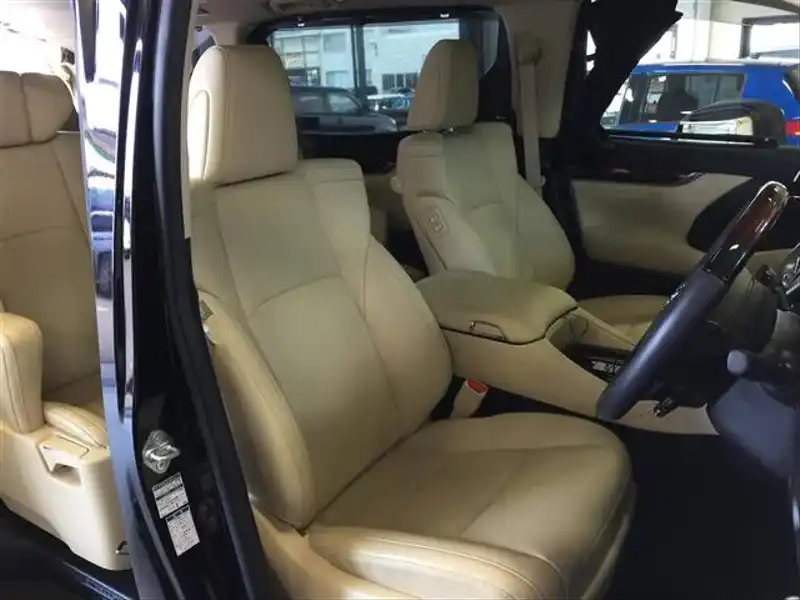 カタログ画像：ヴェルファイアハイブリッド（VELLFIRE HYBRID） ハイブリッドＶ Ｌエディション 2015年1月 DAA-AYH30W 2500cc バーニングブラッククリスタルシャインガラスフレーク 燃費18.4km / l 内装