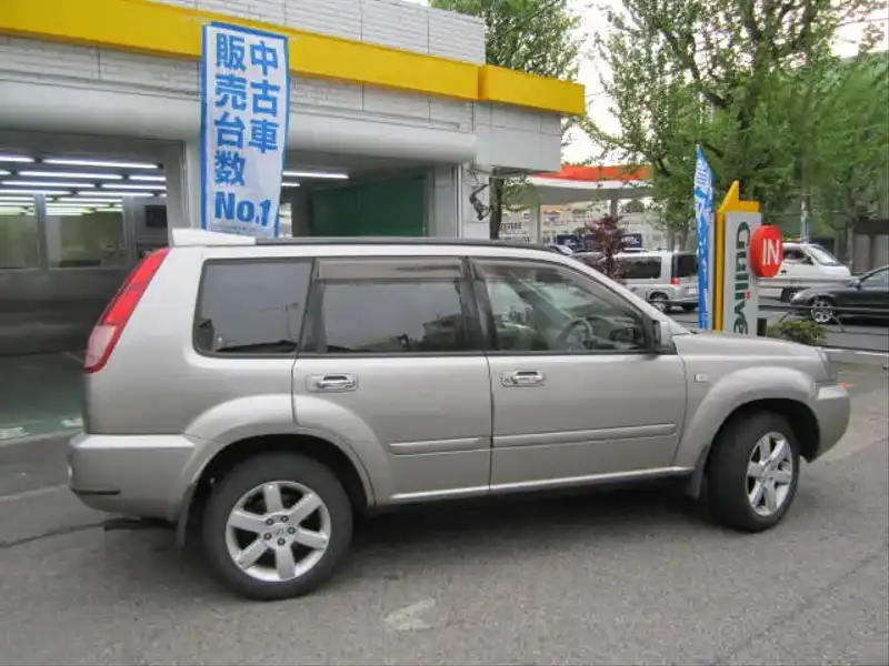 カタログ画像：エクストレイル（X-TRAIL） Ｘｔｔ 2004年12月 UA-NT30 2000cc チタニウムシルバー（Ｍ） 燃費13.0km / l  外装