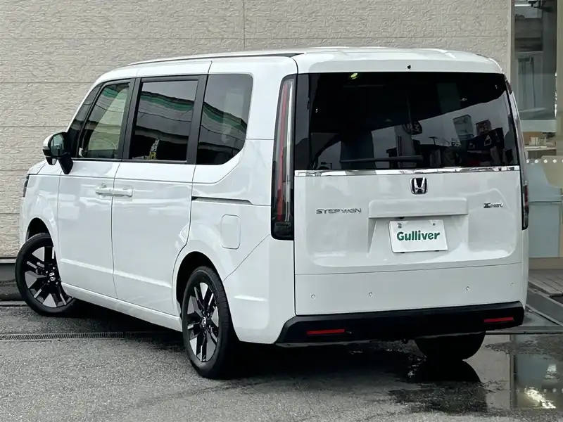 カタログ画像：ステップワゴン（STEPWAGON） ｅ：ＨＥＶエアー 2023年4月 6AA-RP8 2000cc プラチナホワイト・パール 燃費20.0km / l バック