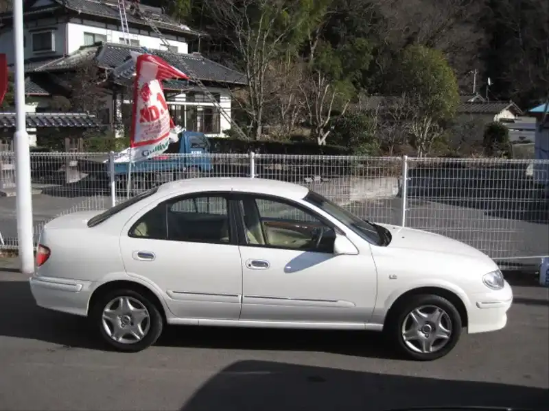 カタログ画像：ブルーバードシルフィ（BLUEBIRD SYLPHY） １８Ｖｉリミテッド 2001年12月 UA-QG10 1800cc ホワイトパール（３Ｐ） 燃費16.0km / l  外装