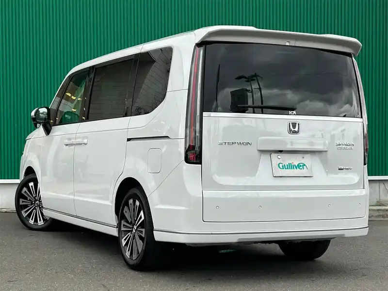 カタログ画像：ステップワゴン（STEPWAGON） ｅ：ＨＥＶスパーダ プレミアムライン 2024年7月 6AA-RP8 2000cc プラチナホワイト・パール 燃費19.5km / l バック