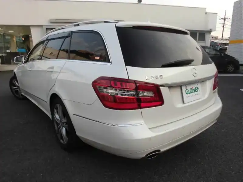 カタログ画像：Ｅクラスステーションワゴン（E-CLASS STATIONWAGON） Ｅ３５０ ステーションワゴン アバンギャルド 2010年8月 DBA-212256C 3500cc カルサイトホワイト（Ｓ） 燃費8.5km / l  バック