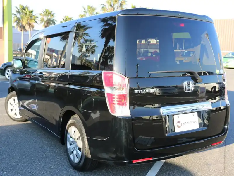 10071284 | カタログ画像：ステップワゴン（STEPWAGON） Ｌ 2011年8月 DBA-RK1 2000cc クリスタルブラック・パール バック