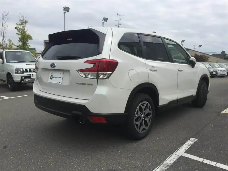 カタログ画像：フォレスター（FORESTER） ツーリング 2019年7月 5BA-SK9 2500cc クリスタルホワイト・パール 燃費13.2km / l バック