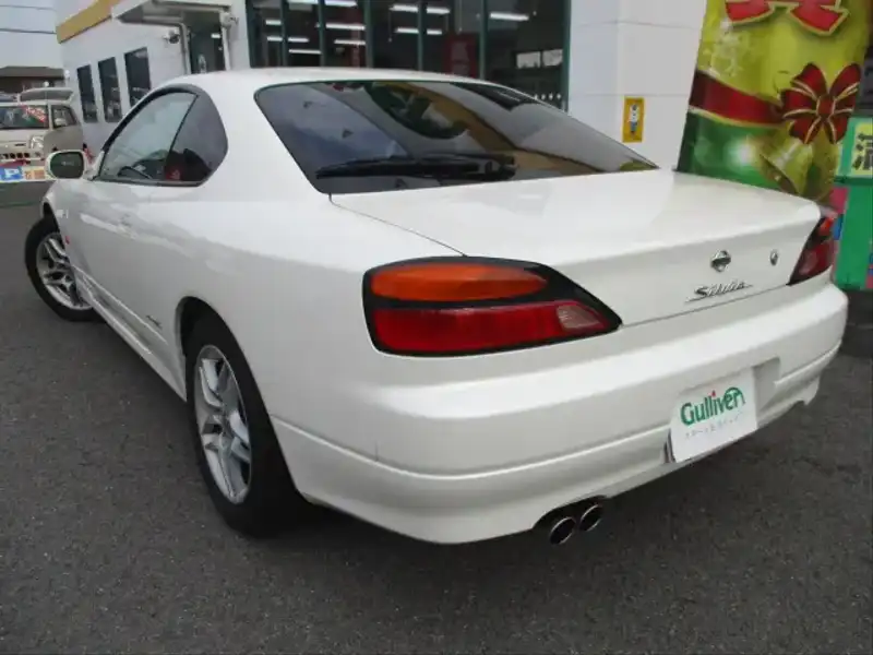 カタログ画像：シルビア（SILVIA） スペックＳ Ｖパッケージ 2002年1月 GF-S15 2000cc パールホワイト（３Ｐ） 燃費12.0km / l  バック