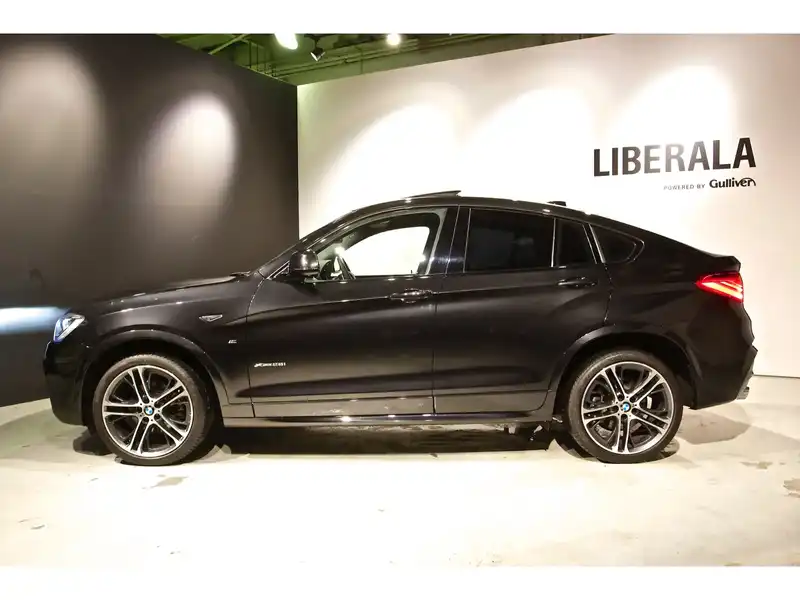 カタログ画像：Ｘ４（X4） ｘＤｒｉｖｅ ２８ｉ Ｍスポーツ 2016年10月 DBA-XW20 2000cc ブラック・サファイア（メタリック・カラー）orカーボン・ブラック（メタリック・カラー） 燃費13.7km / l 外装