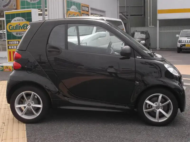 カタログ画像：スマートフォーツークーペ（SMART FORTWO COUPE） スマートフォーツークーペターボ エディション シャープレッド 2012年5月 CBA-451332 1000cc ダークブラック 燃費18.0km / l 外装