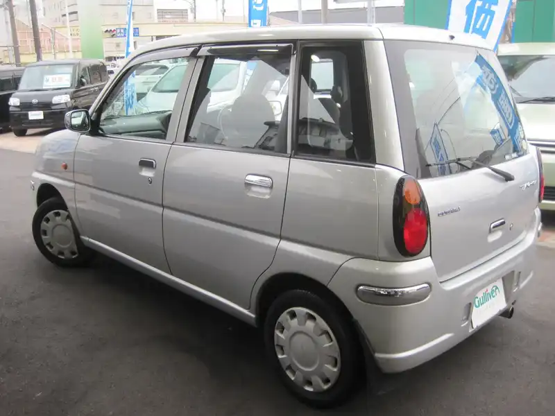 カタログ画像：プレオ・ネスタ（PLEO NESTA） Ｅ 2002年10月 TA-RA2 660cc シャイニーシルバー・メタリック 燃費20.0km / l  バック