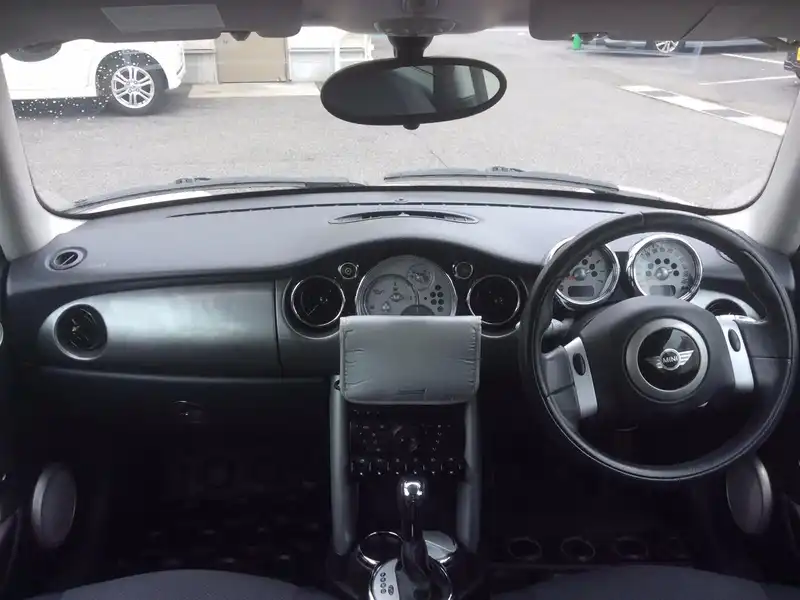 カタログ画像：ＭＩＮＩ（MINI） クーパー 2005年9月 GH-RA16 1600cc ペッパー・ホワイト（ソリッド） 燃費13.4km / l  内装
