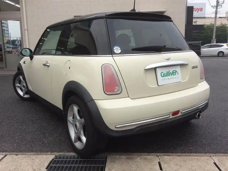 カタログ画像：ＭＩＮＩ（MINI） クーパー 2005年9月 GH-RA16 1600cc ペッパー・ホワイト（ソリッド） 燃費13.4km / l  バック