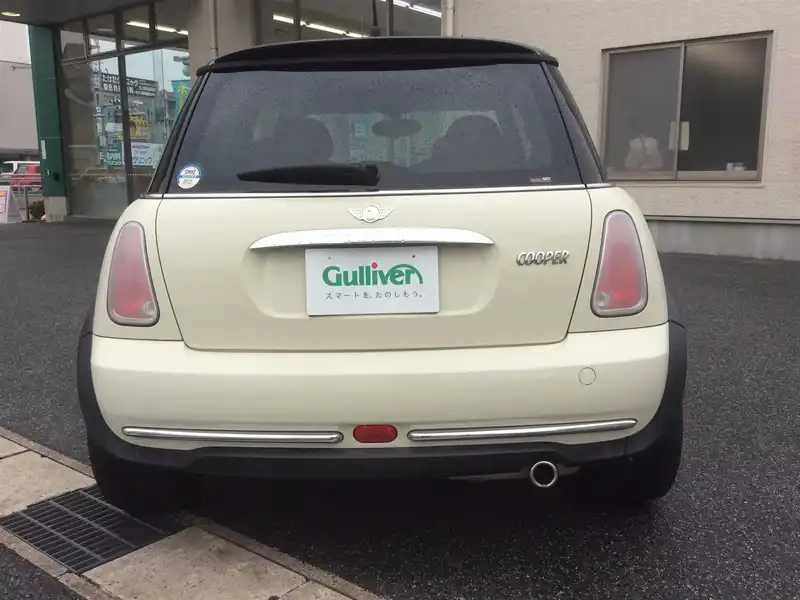 カタログ画像：ＭＩＮＩ（MINI） クーパー 2005年9月 GH-RA16 1600cc ペッパー・ホワイト（ソリッド） 燃費13.4km / l  バック