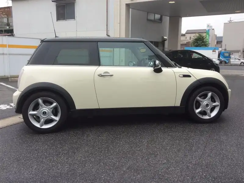 カタログ画像：ＭＩＮＩ（MINI） クーパー 2005年9月 GH-RA16 1600cc ペッパー・ホワイト（ソリッド） 燃費13.4km / l  外装