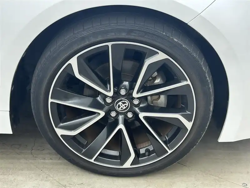 カタログ画像：カローラスポーツ（COROLLASPORT） Ｇ Ｚ 2020年6月 3BA-NRE210H 1200cc プラチナホワイトパールマイカorアティチュードブラックマイカ×プラチナホワイトパールマイカ 燃費16.4km / l タイヤ