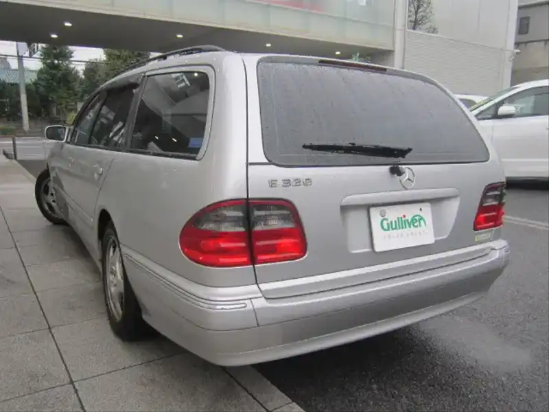 カタログ画像：Ｅクラスステーションワゴン（E-CLASS STATIONWAGON） Ｅ４３０ ステーションワゴン アバンギャルド 2001年1月 GF-210270 4300cc ブリリアントシルバー 燃費7.8km / l  バック