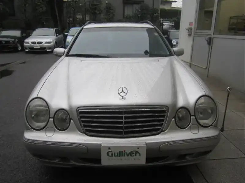 カタログ画像：Ｅクラスステーションワゴン（E-CLASS STATIONWAGON） Ｅ４３０ ステーションワゴン アバンギャルド 2001年1月 GF-210270 4300cc ブリリアントシルバー 燃費7.8km / l  フロント