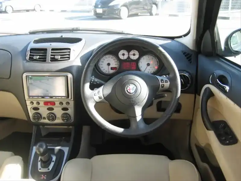 カタログ画像：アルファ１４７（ALFA 147） ２．０ ツインスパーク セレスピード スポルティーバⅡ 2008年2月 ABA-937AB 2000cc カーボンブラック（ソリッドカラー） 燃費9.9km / l  内装