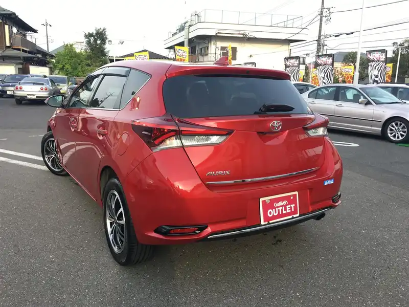 カタログ画像：オーリス（AURIS） １２０Ｔ 2015年4月 DBA-NRE185H 1200cc レッドマイカメタリック 燃費19.4km / l バック