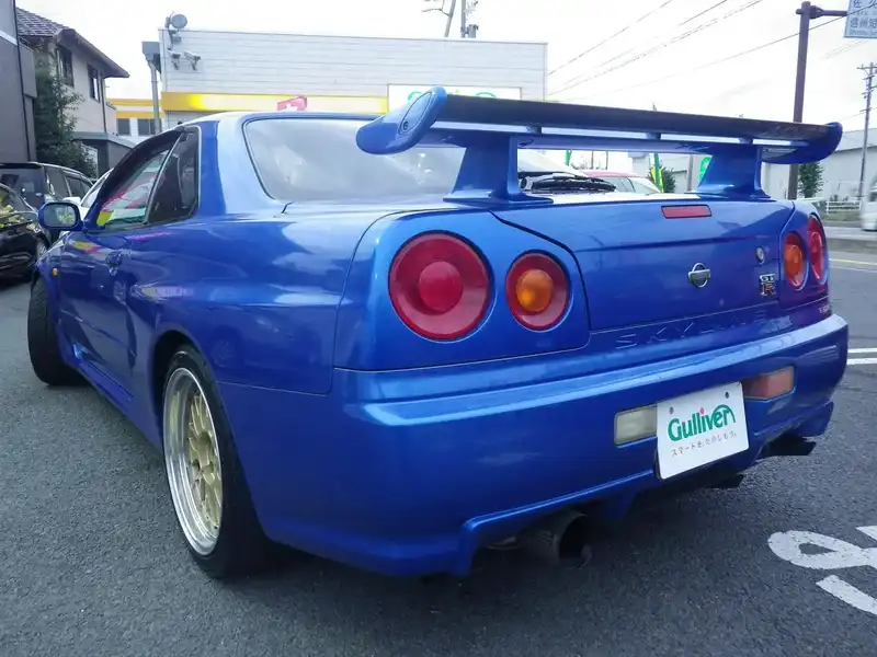 カタログ画像：スカイライン（SKYLINE） ＧＴ－Ｒ Ｖスペック 1999年1月 GF-BNR34 2600cc ベイサイドブルー（Ｍ）（カラークリアコーティング） 燃費8.1km / l  バック