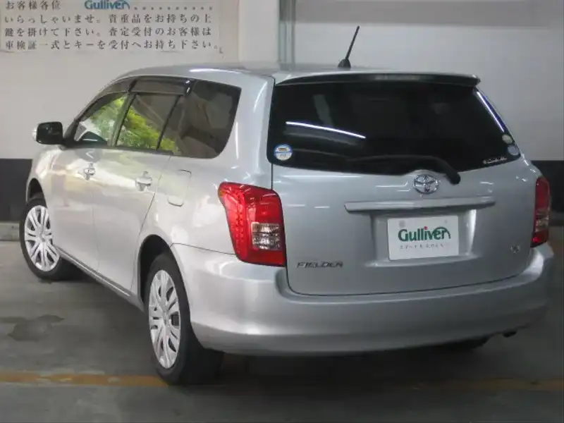 カタログ画像：カローラフィールダー（COROLLA FIELDER） １．８Ｓ 2006年10月 DBA-ZRE144G 1800cc シルバーメタリック 燃費14.4km / l  バック