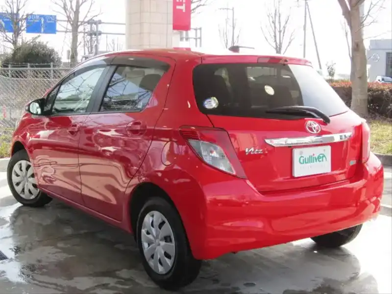 カタログ画像：ヴィッツ（VITZ） Ｆ スマートストップパッケージ 2010年12月 DBA-NSP130 1300cc スーパーレッドＶ 燃費21.8km / l バック