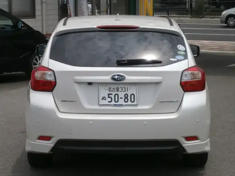 カタログ画像：インプレッサスポーツ（IMPREZA SPORTS） ２．０ｉ 2013年11月 DBA-GP7 2000cc サテンホワイト・パール 燃費15.8km / l バック