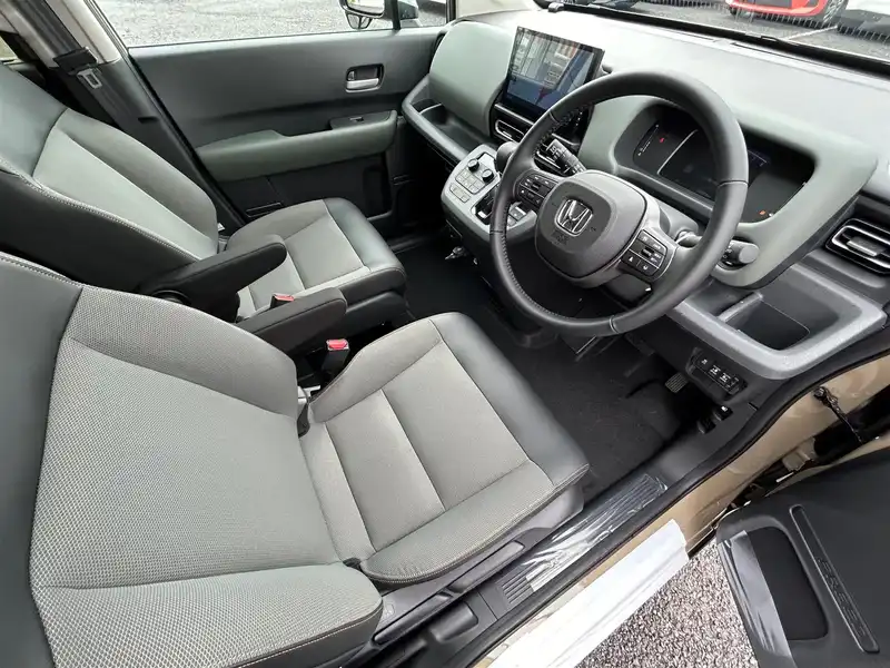 カタログ画像：フリード（FREED） ｅ：ＨＥＶクロスター 2025年2月 6AA-GT6 1500cc デザートベージュ・パール 燃費25.5km / l 内装