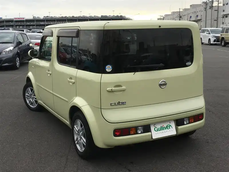 カタログ画像：キューブ（CUBE） ＥＸリミテッド 2004年8月 UA-BZ11 1400cc ビーンズorパプリカオレンジ（Ｍ） 燃費16.4km / l  バック