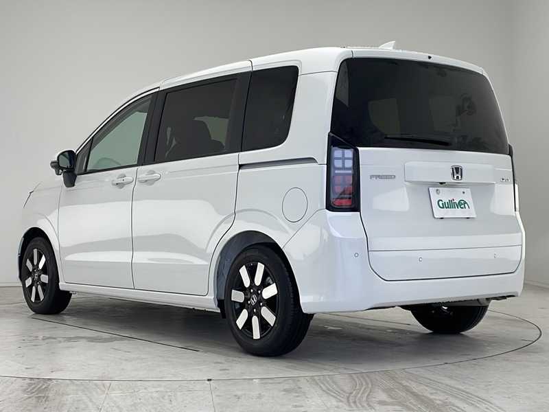 カタログ画像：フリード（FREED） ｅ：ＨＥＶエアー ＥＸ 2025年2月 6AA-GT5 1500cc プラチナホワイト・パール 燃費25.3km / l バック