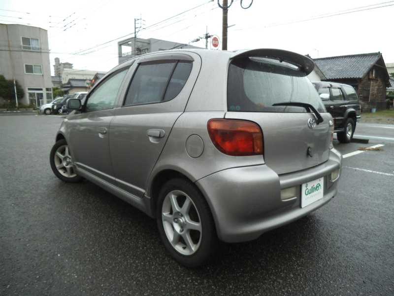 カタログ画像：ヴィッツ（VITZ） ＲＳ Ｄパッケージ 2001年12月 TA-NCP10 1300cc グレーメタリック 燃費18.0km / l  バック