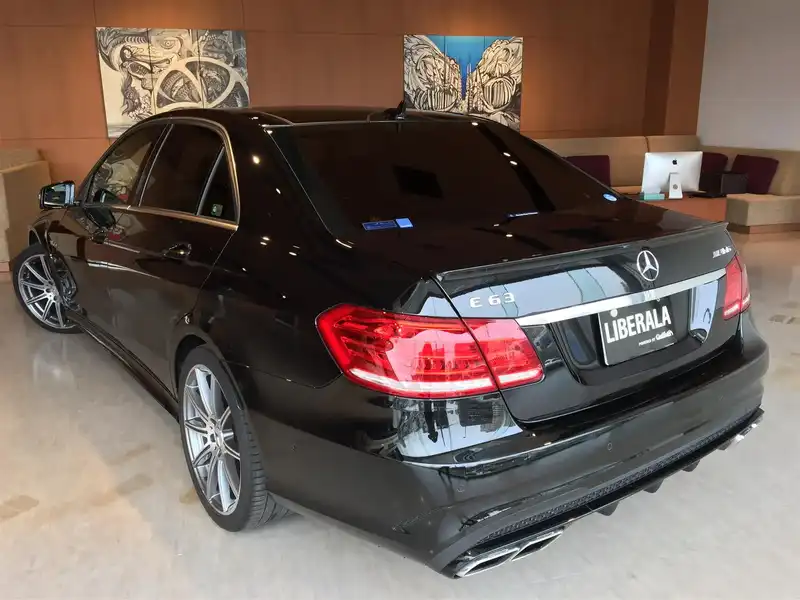 カタログ画像：Ｅクラス（E-CLASS） Ｅ６３ ＡＭＧ 2013年5月 CBA-212074 5500cc ブラック（Ｓ）orオブシディアンブラック（Ｍ） 燃費9.5km / l バック