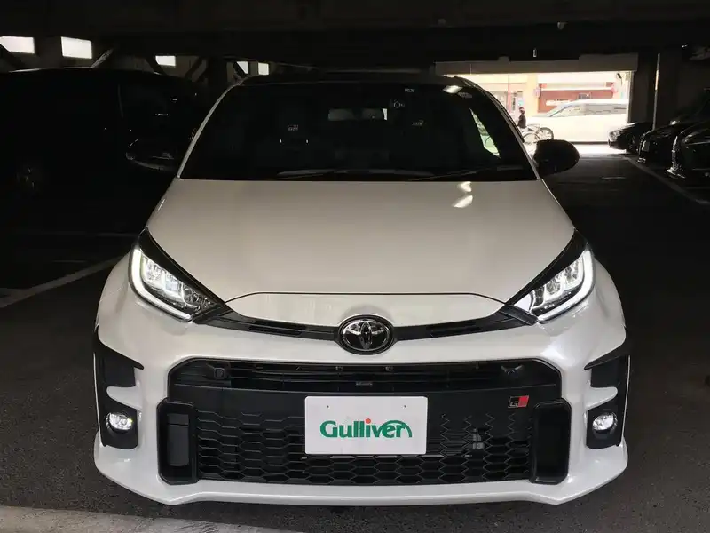 カタログ画像：ＧＲヤリス（GR YARIS） ＲＳ 2020年9月 5BA-MXPA12 1500cc プラチナホワイトパールマイカ 燃費18.2km / l フロント