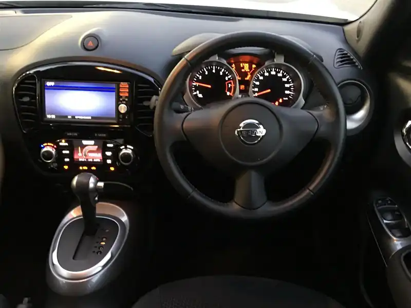 カタログ画像：ジューク（JUKE） １５ＲＸ Ｖアーバンセレクション 2015年11月 DBA-YF15 1500cc ブリリアントホワイトパール（３Ｐ） 燃費18.0km / l 内装