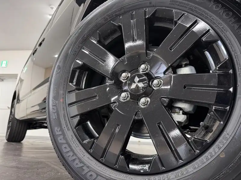 カタログ画像：デリカＤ：５（DELICA D:5） シャモニー（電動サイドステップ非装着車） 2025年5月 3DA-CV1W 2200cc ブラックダイヤモンド×ブラックマイカ 燃費12.6km / l タイヤ