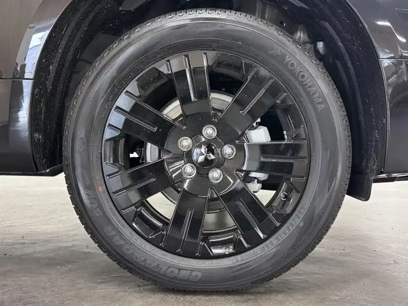 カタログ画像：デリカＤ：５（DELICA D:5） シャモニー（電動サイドステップ非装着車） 2025年5月 3DA-CV1W 2200cc ブラックダイヤモンド×ブラックマイカ 燃費12.6km / l タイヤ