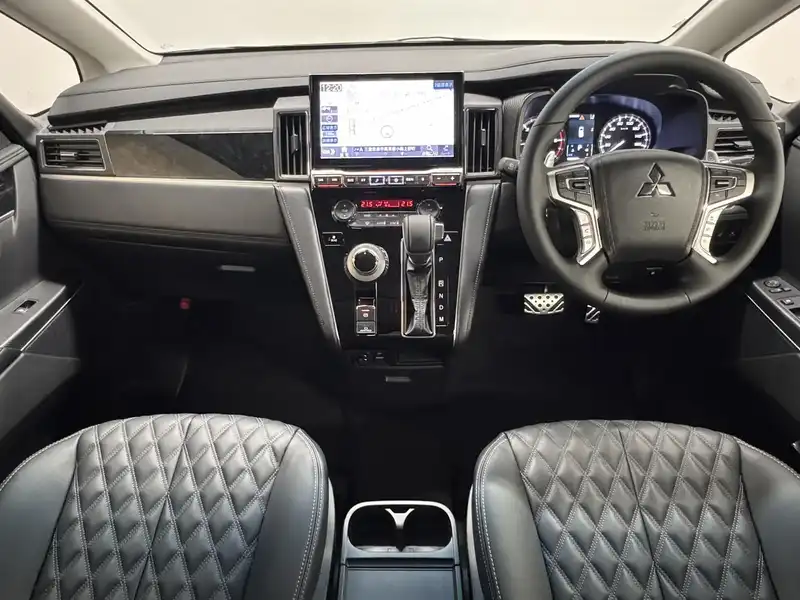 カタログ画像：デリカＤ：５（DELICA D:5） シャモニー（電動サイドステップ非装着車） 2025年5月 3DA-CV1W 2200cc ブラックダイヤモンド×ブラックマイカ 燃費12.6km / l フロント