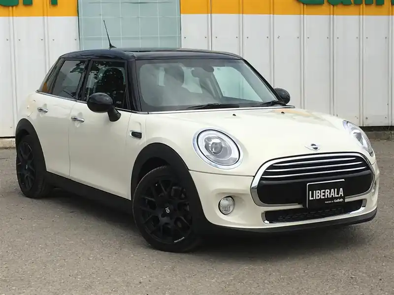 カタログ画像：ＭＩＮＩ（MINI） クーパー 2016年12月 DBA-XS15 1500cc ペッパー・ホワイト（ソリッド） 燃費17.9km / l メイン