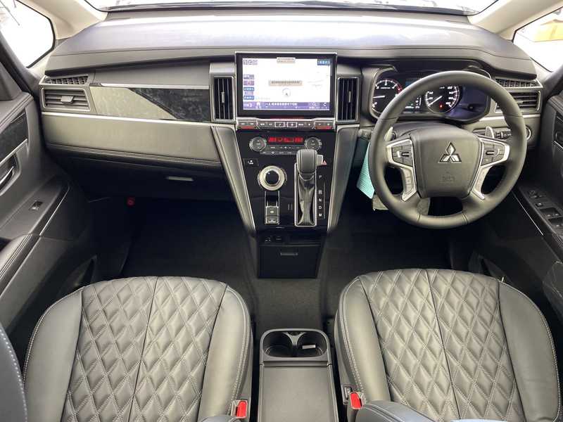 カタログ画像：デリカＤ：５（DELICA D:5） シャモニー（電動サイドステップ非装着車） 2025年5月 3DA-CV1W 2200cc ブラックダイヤモンド×ブラックマイカ 燃費12.6km / l 内装