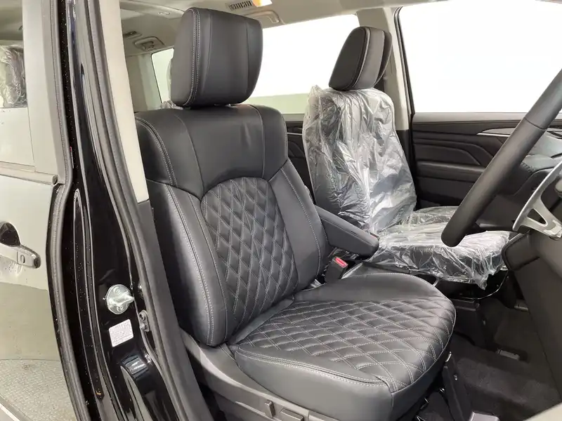 カタログ画像：デリカＤ：５（DELICA D:5） シャモニー（電動サイドステップ非装着車） 2025年5月 3DA-CV1W 2200cc ブラックダイヤモンド×ブラックマイカ 燃費12.6km / l フロント