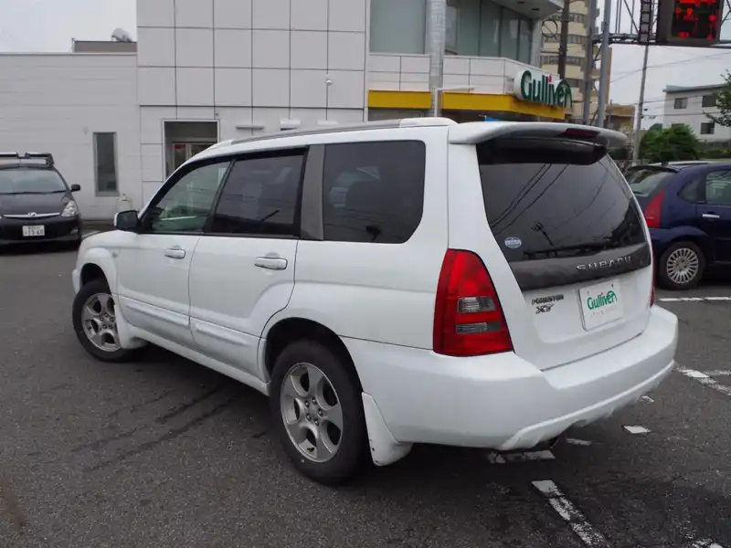 カタログ画像：フォレスター（FORESTER） ＸＴ 2004年4月 TA-SG5 2000cc ピュアホワイト 燃費13.0km / l  バック