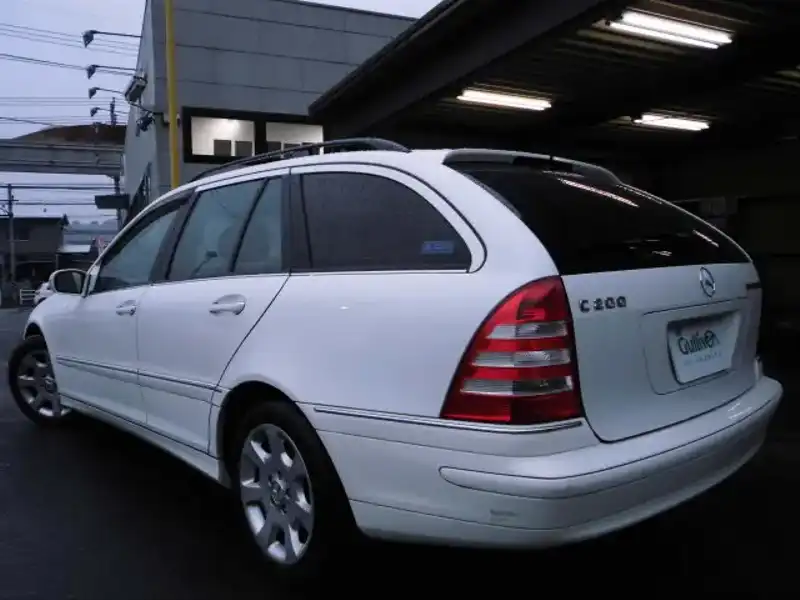 カタログ画像：Ｃクラスステーションワゴン（C-CLASS STATIONWAGON） Ｃ２００コンプレッサー ステーションワゴン 2004年6月 GH-203242 1800cc アラバスターホワイト 燃費10.6km / l  バック