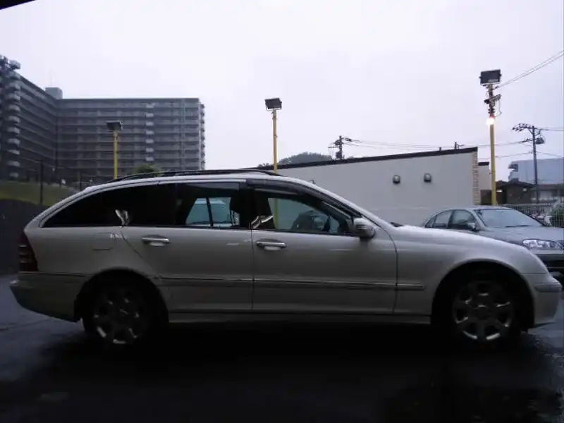 10022010 | カタログ画像：Ｃクラスステーションワゴン（C-CLASS STATIONWAGON） Ｃ２００コンプレッサー ステーションワゴン 2004年6月 GH-203242 1800cc アラバスターホワイト 外装