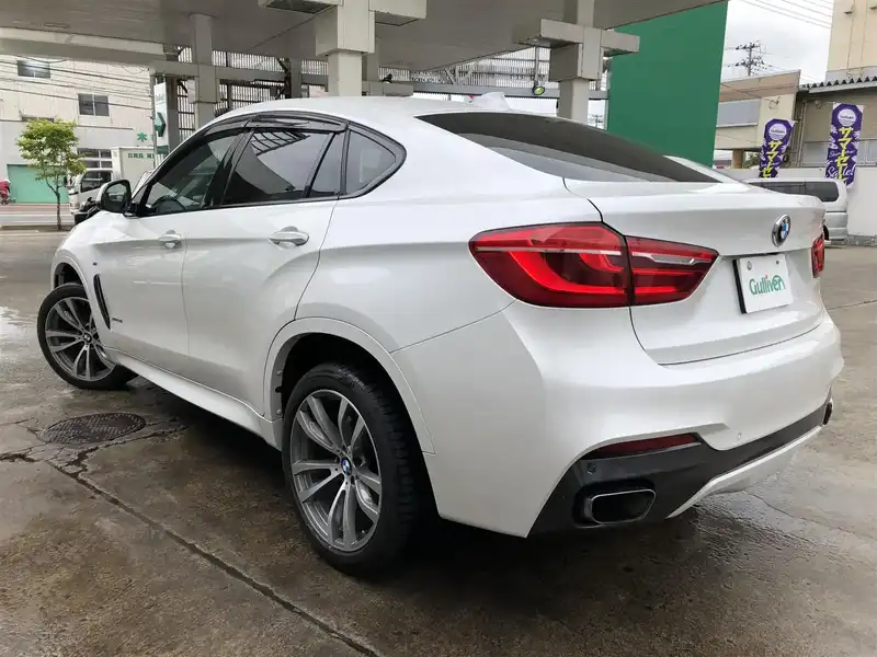 カタログ画像：Ｘ６（X6） ｘＤｒｉｖｅ ５０ｉ Ｍスポーツ 2016年10月 CBA-KU44 4400cc ミネラル・ホワイト（メタリック・カラー）orアルピン・ホワイトⅢ（ソリッド・カラー） 燃費8.6km / l バック