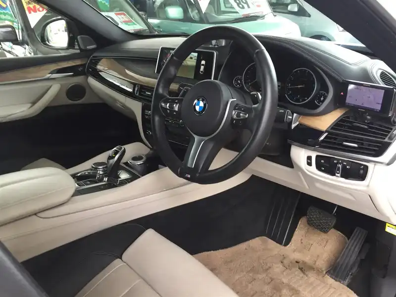 カタログ画像：Ｘ６（X6） ｘＤｒｉｖｅ ５０ｉ Ｍスポーツ 2015年7月 CBA-KU44 4400cc ミネラル・ホワイト（メタリック・カラー）orアルピン・ホワイトⅢ（ソリッド・カラー） 燃費8.6km / l 内装