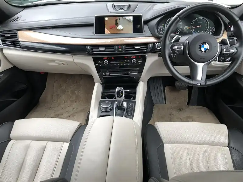 カタログ画像：Ｘ６（X6） ｘＤｒｉｖｅ ５０ｉ Ｍスポーツ 2016年10月 CBA-KU44 4400cc ミネラル・ホワイト（メタリック・カラー）orアルピン・ホワイトⅢ（ソリッド・カラー） 燃費8.6km / l 内装