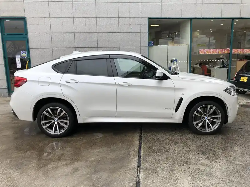 カタログ画像：Ｘ６（X6） ｘＤｒｉｖｅ ５０ｉ Ｍスポーツ 2017年10月 CBA-KU44 4400cc ミネラル・ホワイト（メタリック・カラー）orアルピン・ホワイトⅢ（ソリッド・カラー） 燃費8.6km / l 外装