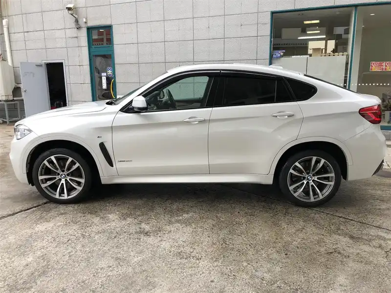 カタログ画像：Ｘ６（X6） ｘＤｒｉｖｅ ５０ｉ Ｍスポーツ 2018年1月 CBA-KU44 4400cc ミネラル・ホワイト（メタリック・カラー）orアルピン・ホワイトⅢ（ソリッド・カラー） 燃費8.6km / l 外装