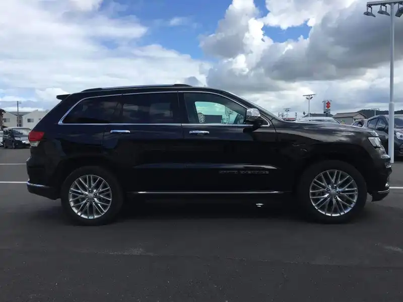 カタログ画像：ジープ・グランドチェロキー（JEEP GRAND CHEROKEE） サミット ラグーナレザーパッケージ 2017年5月 DBA-WK36TA 3600cc ダイアモンドブラッククリスタルパールコート 燃費9.6km / l 外装