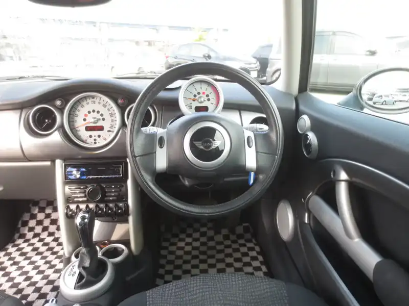 カタログ画像：ＭＩＮＩ（MINI） クーパー 2004年4月 GH-RA16 1600cc ピュア・シルバーメタリック 燃費14.4km / l  内装