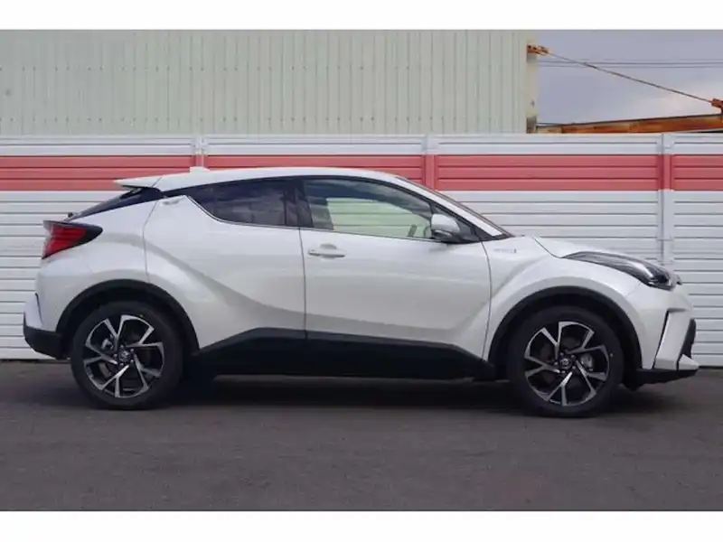 カタログ画像：Ｃ－ＨＲ（C-HR） Ｇ 2019年10月 6AA-ZYX11 1800cc ホワイトパールクリスタルシャインorブラック×ホワイトパールクリスタルシャイン 燃費25.8km / l 外装